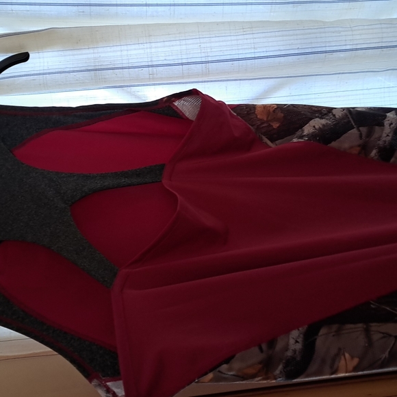 Magenta & camo open back tank top NWOT. Workout attire. Attractive look. - Picture 5 of 7